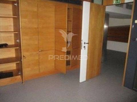 Loja: espaço comercial / serviços de 2 pisos em águeda