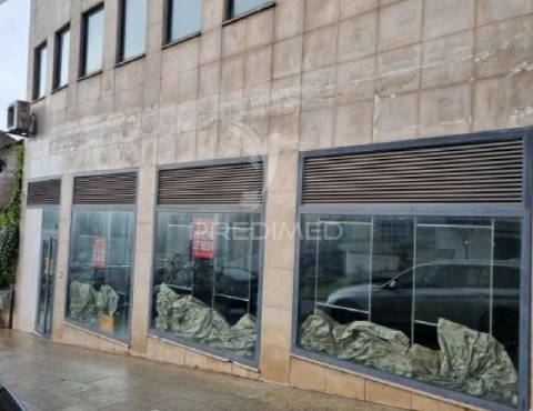 Loja: espaço comercial / serviços de 2 pisos em águeda