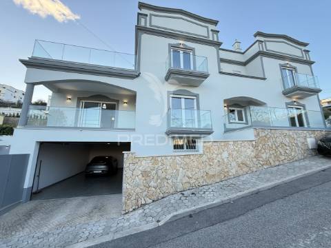 Moradia isolada com piscina privada, garagem e vista mar