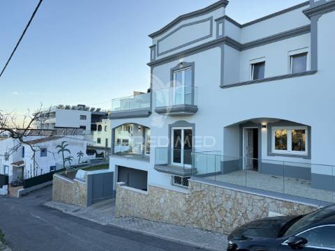 Moradia isolada com piscina privada, garagem e vista mar