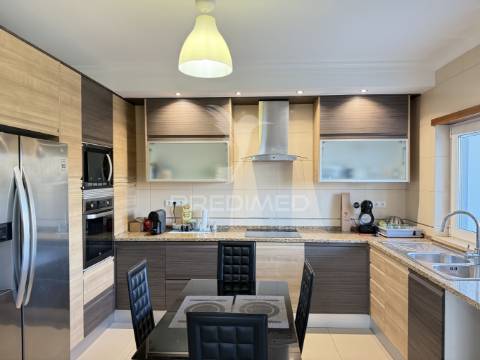 Moradia isolada com piscina privada, garagem e vista mar