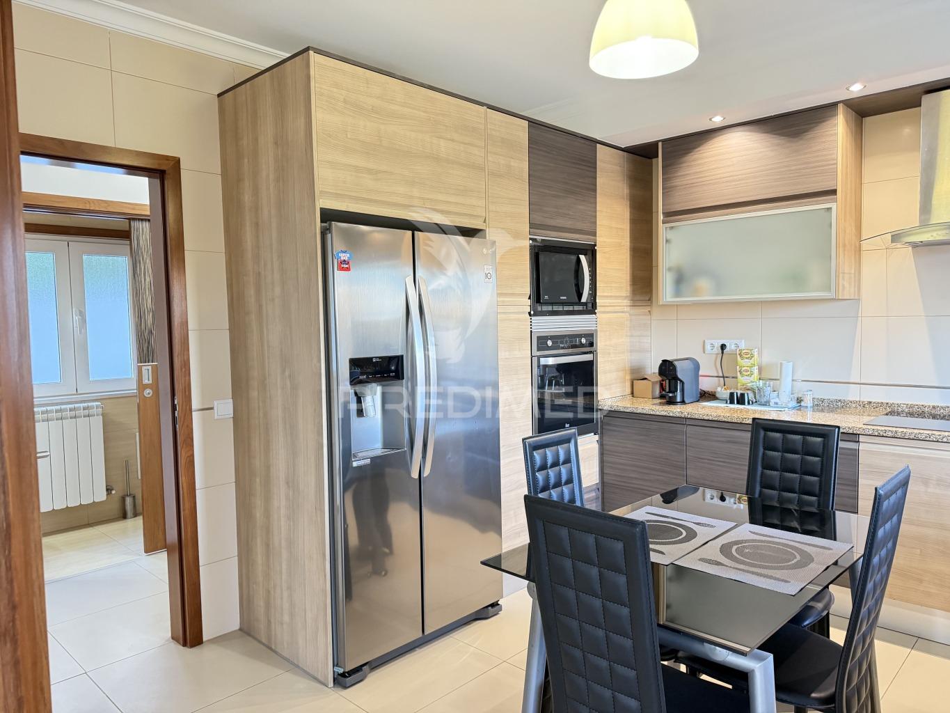 Moradia isolada com piscina privada, garagem e vista mar