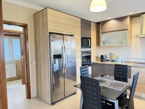 Moradia isolada com piscina privada, garagem e vista mar