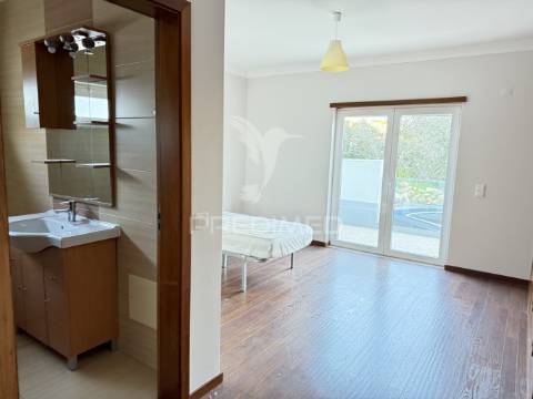 Moradia isolada com piscina privada, garagem e vista mar