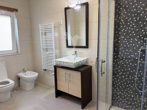 Moradia isolada com piscina privada, garagem e vista mar