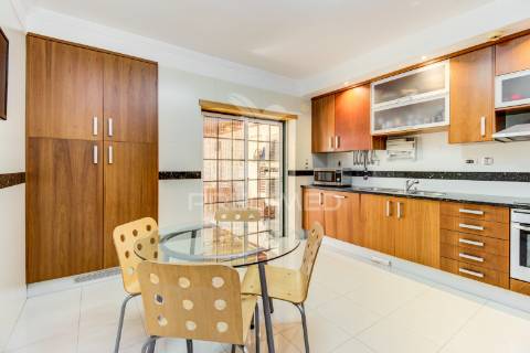 Moradia t5 - vialonga, garagem p 5 carros, jardim e piscina