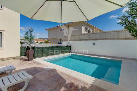 Moradia t5 - vialonga, garagem p 5 carros, jardim e piscina