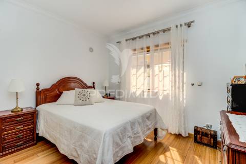 Moradia t5 - vialonga, garagem p 5 carros, jardim e piscina