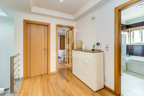 Moradia t5 - vialonga, garagem p 5 carros, jardim e piscina