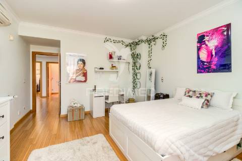 Moradia t5 - vialonga, garagem p 5 carros, jardim e piscina