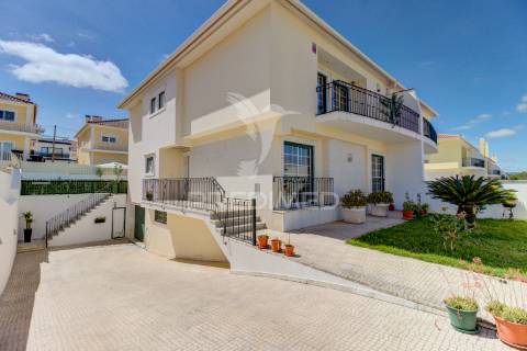 Moradia t5 - vialonga, garagem p 5 carros, jardim e piscina