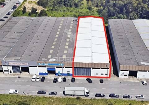 Armazém industrial de 1735m2 na zona industrial da maia