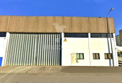 Armazém industrial de 1735m2 na zona industrial da maia