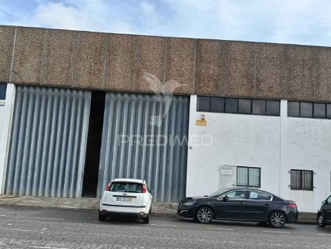 Armazém industrial de 1735m2 na zona industrial da maia