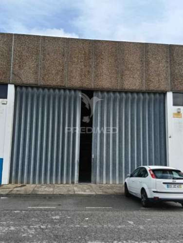 Armazém industrial de 1735m2 na zona industrial da maia