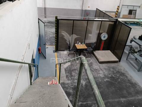 Armazém industrial de 1735m2 na zona industrial da maia