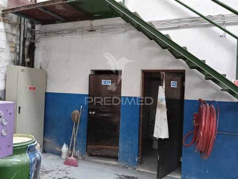 Armazém industrial de 1735m2 na zona industrial da maia