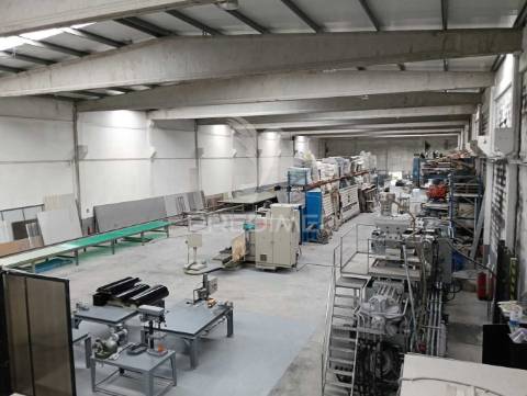 Armazém industrial de 1735m2 na zona industrial da maia