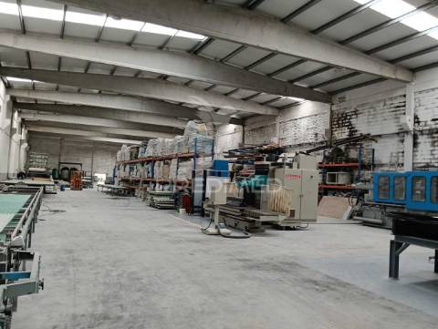 Armazém industrial de 1735m2 na zona industrial da maia