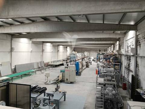 Armazém industrial de 1735m2 na zona industrial da maia