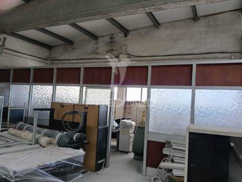 Armazém industrial de 1735m2 na zona industrial da maia