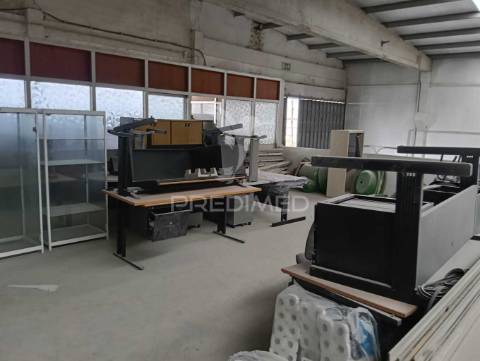 Armazém industrial de 1735m2 na zona industrial da maia