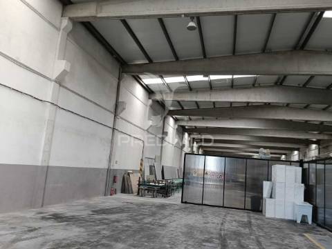 Armazém industrial de 1735m2 na zona industrial da maia