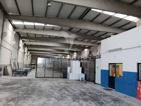 Armazém industrial de 1735m2 na zona industrial da maia