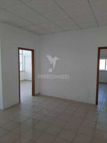 Espaço comercial no carregado (casais da marmeleira)