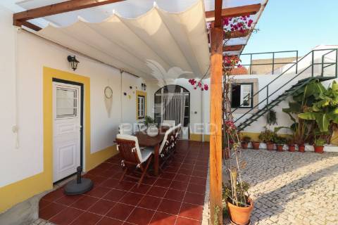 Moradia t5 com piscina, em terreno de 720m2 na labrugeira (alenquer)