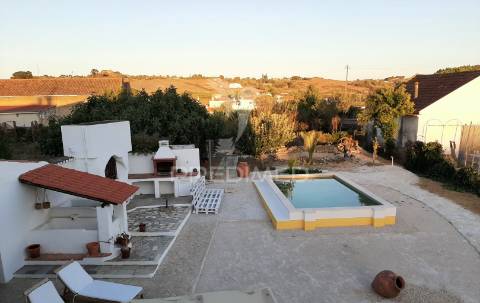 Moradia t5 com piscina, em terreno de 720m2 na labrugeira (alenquer)