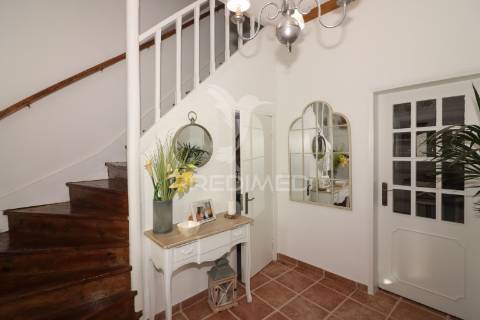 Moradia t5 com piscina, em terreno de 720m2 na labrugeira (alenquer)