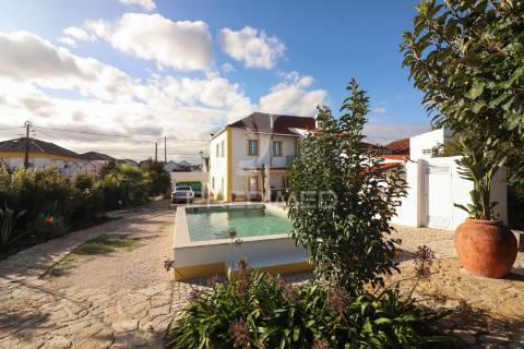 Moradia t5 com piscina, em terreno de 720m2 na labrugeira (alenquer)