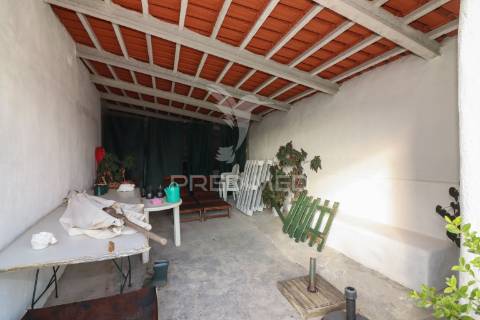 Moradia t5 com piscina, em terreno de 720m2 na labrugeira (alenquer)