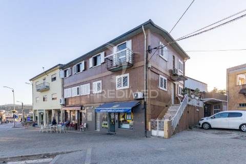 Prédio habitacional e comercial em sobrado/valongo