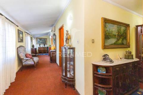 Prédio habitacional e comercial em sobrado/valongo