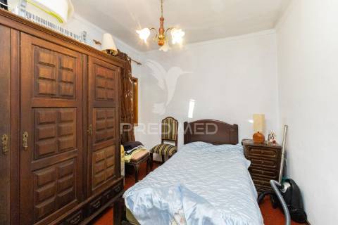 Prédio habitacional e comercial em sobrado/valongo