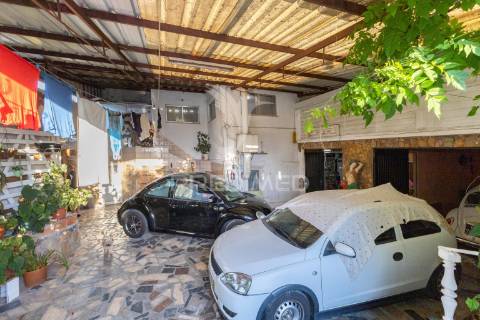 Prédio habitacional e comercial em sobrado/valongo