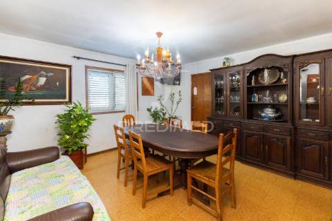 Prédio habitacional e comercial em sobrado/valongo