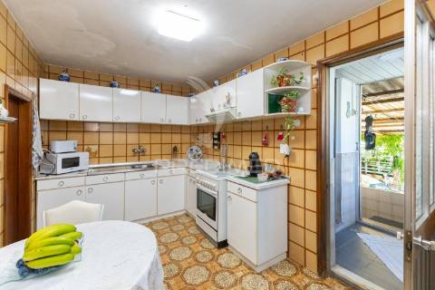 Prédio habitacional e comercial em sobrado/valongo