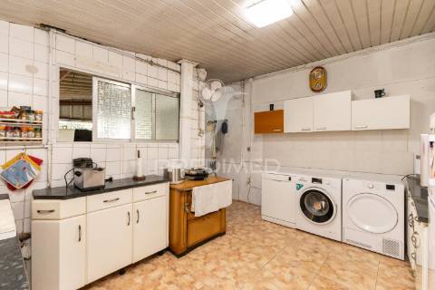 Prédio habitacional e comercial em sobrado/valongo