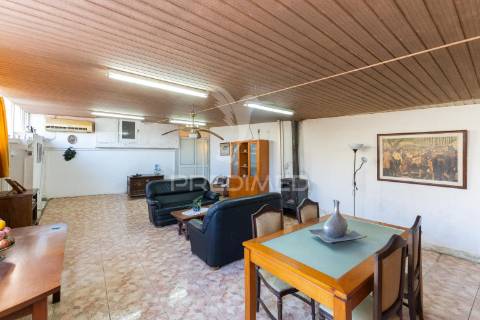 Prédio habitacional e comercial em sobrado/valongo