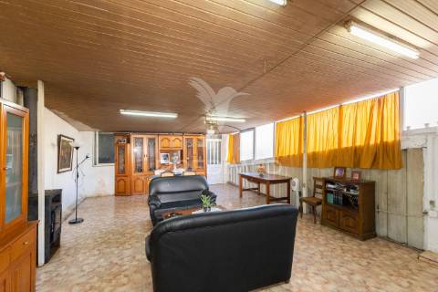 Prédio habitacional e comercial em sobrado/valongo