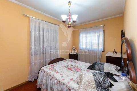 Prédio habitacional e comercial em sobrado/valongo