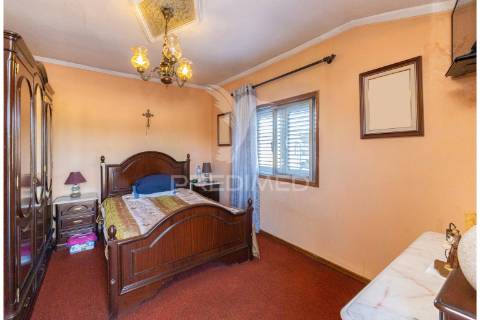 Prédio habitacional e comercial em sobrado/valongo