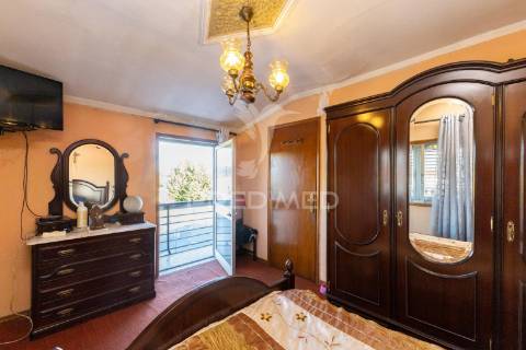 Prédio habitacional e comercial em sobrado/valongo