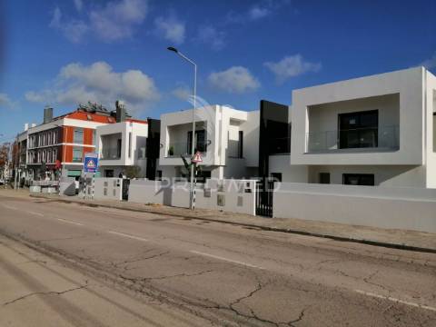 Moradia geminada c/piscina vale de milhaços