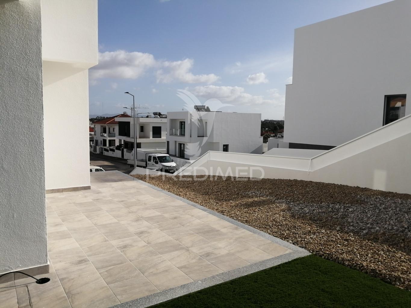 Moradia geminada c/piscina vale de milhaços