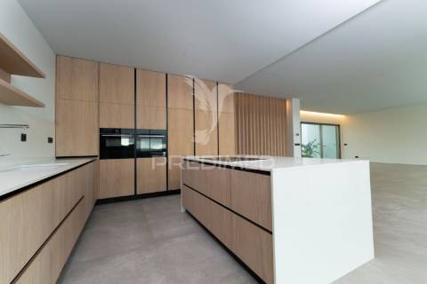 Moradia t3 de luxo com linhas modernas e vistas panorâmicas