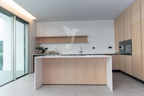 Moradia t3 de luxo com linhas modernas e vistas panorâmicas